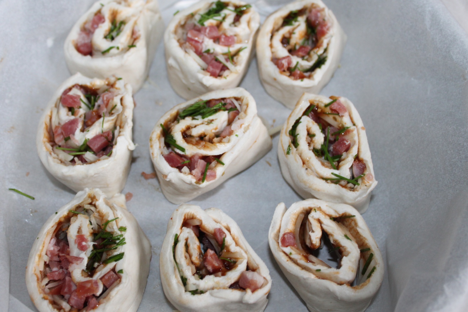 Rulouri cu sunca, cascaval si chives