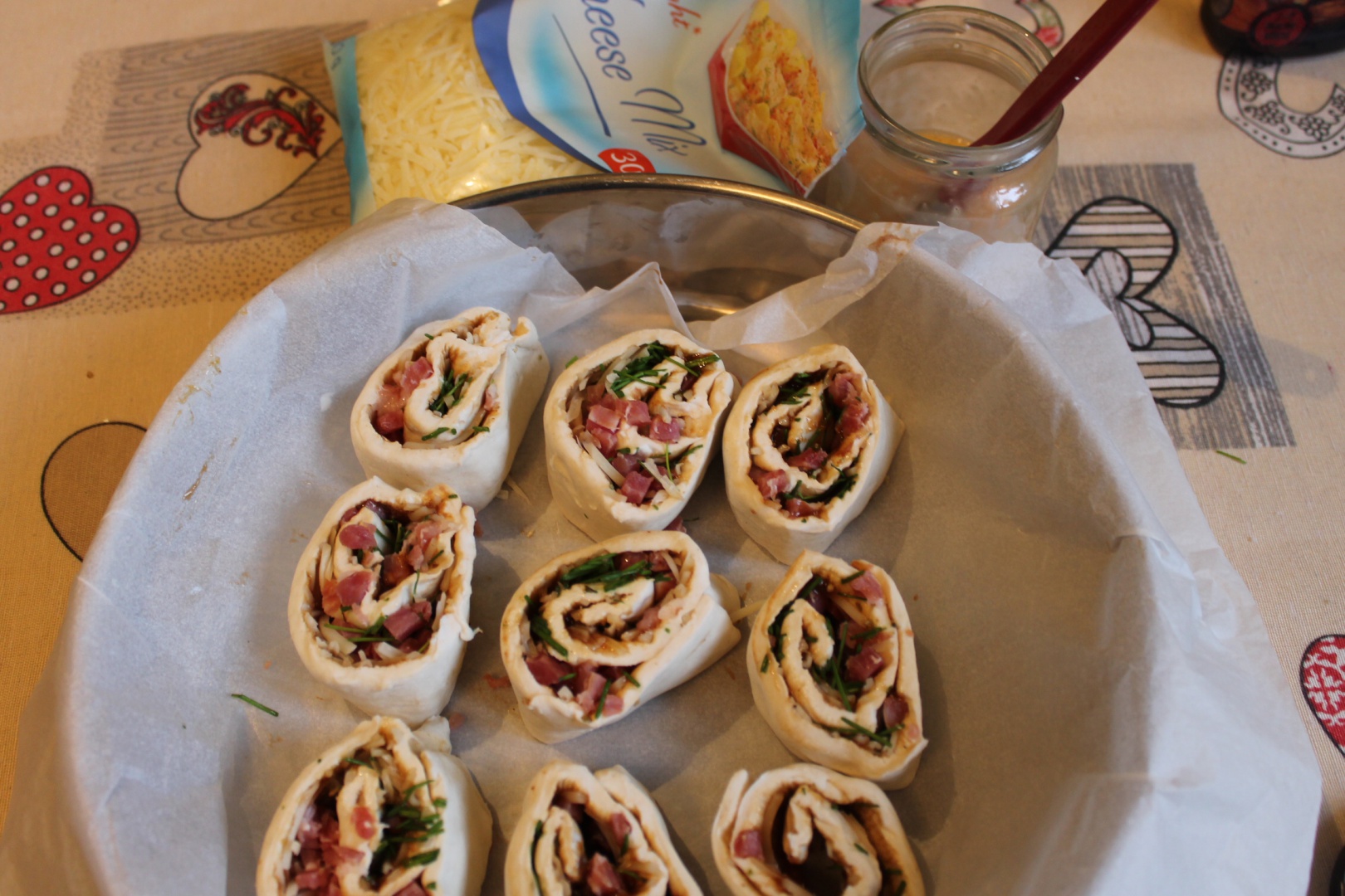 Rulouri cu sunca, cascaval si chives