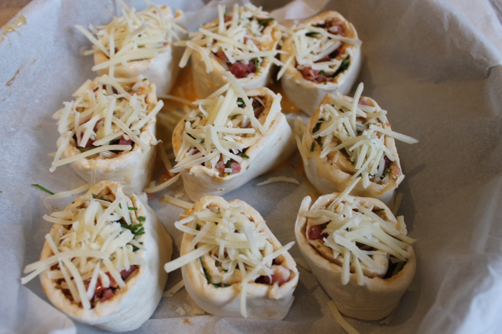 Rulouri cu sunca, cascaval si chives