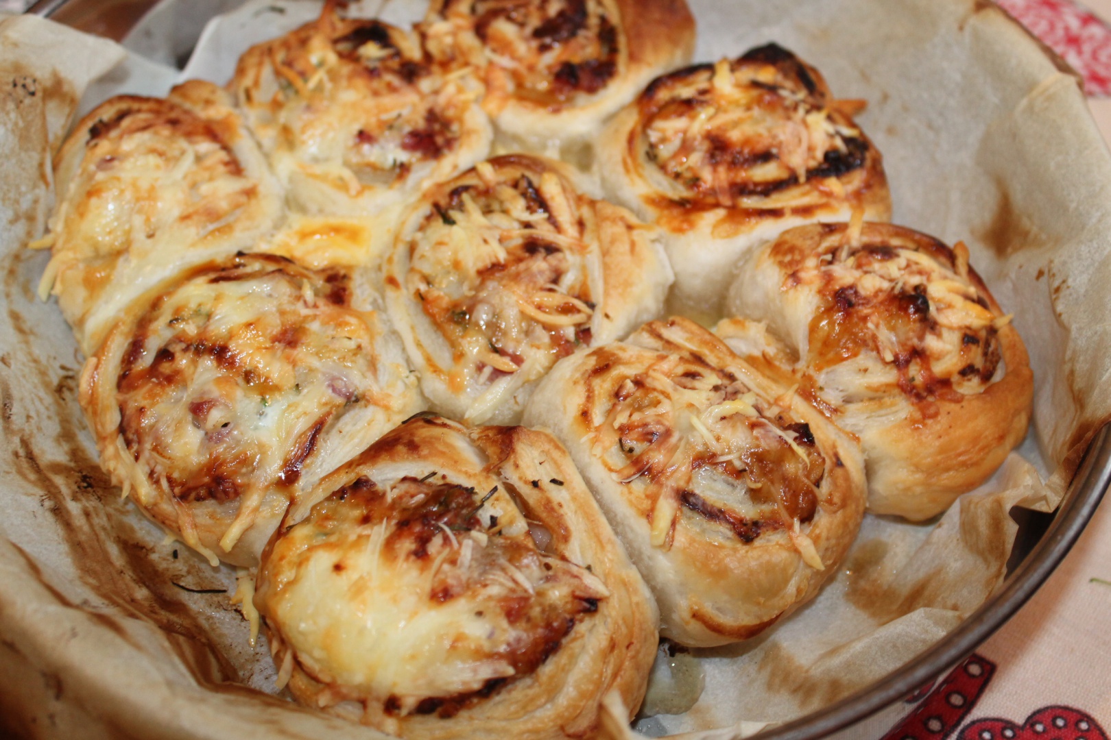 Rulouri cu sunca, cascaval si chives