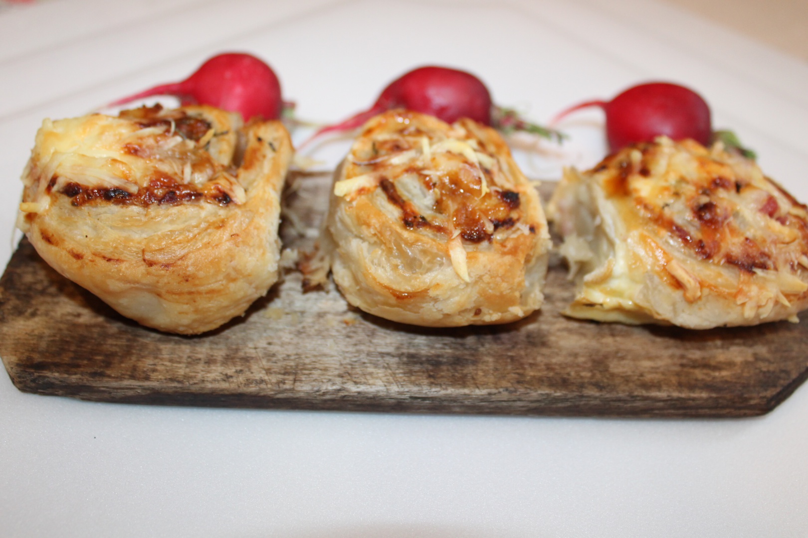 Rulouri cu sunca, cascaval si chives