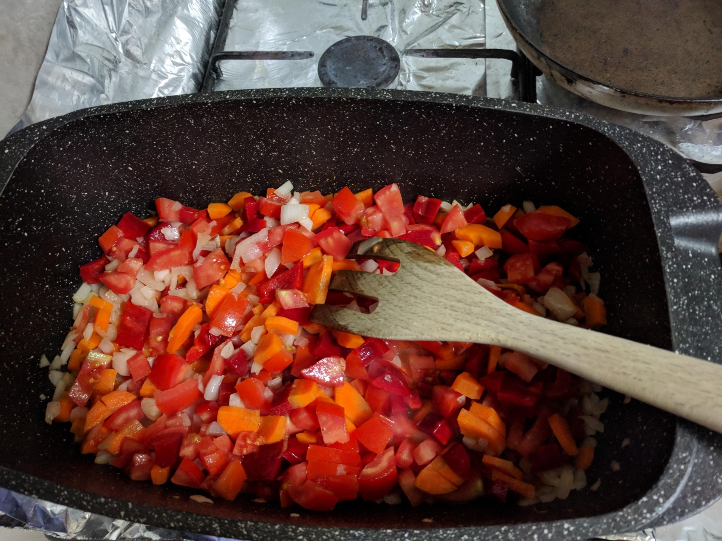 Bucatele de pasare cu legume si orez la cuptor