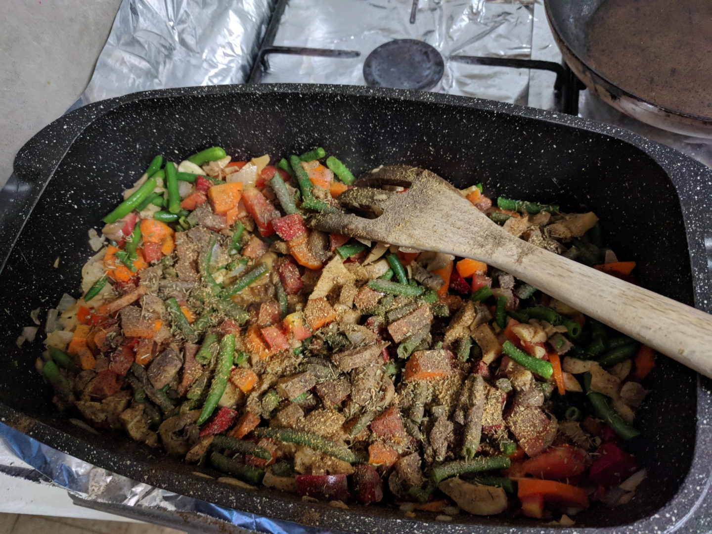 Bucatele de pasare cu legume si orez la cuptor