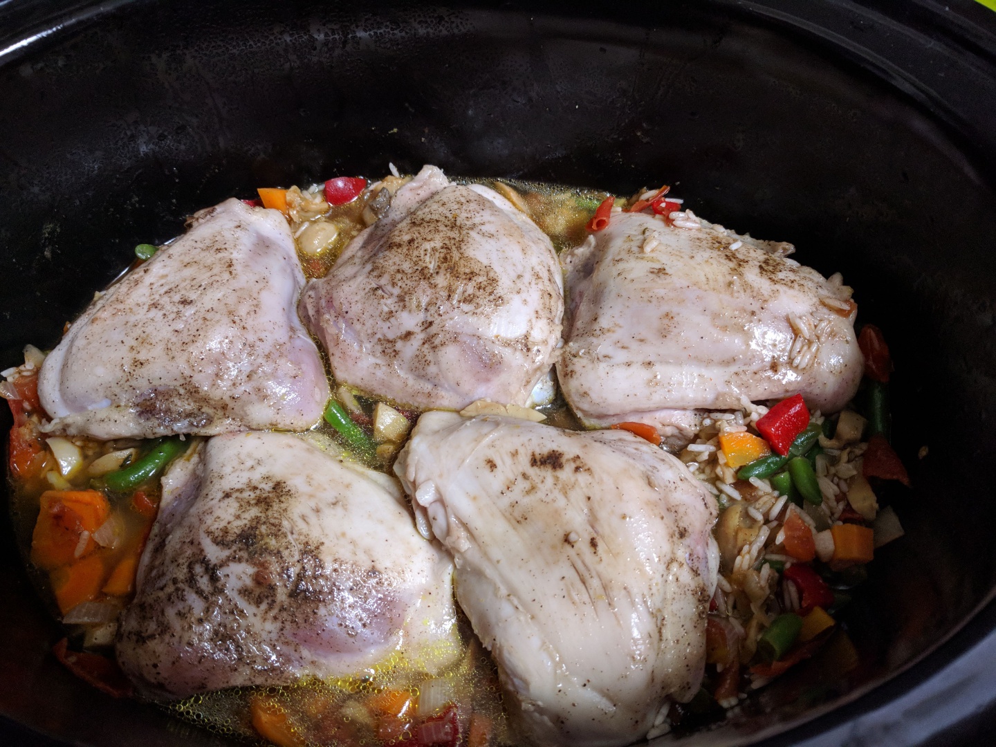 Bucatele de pasare cu legume si orez la cuptor