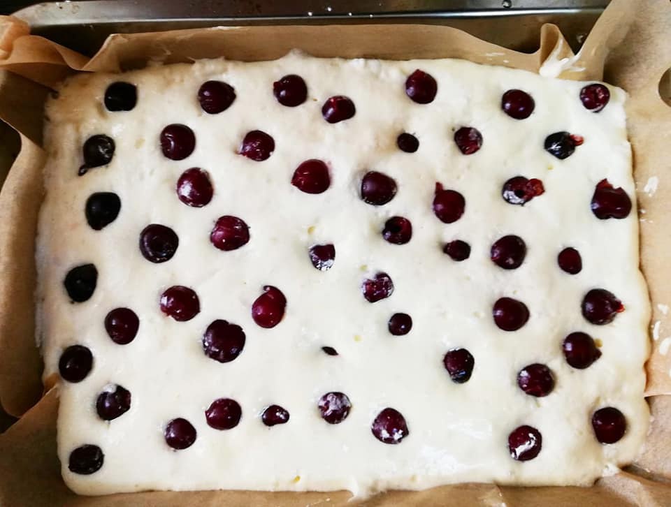 Pandispan cu cirese si visine