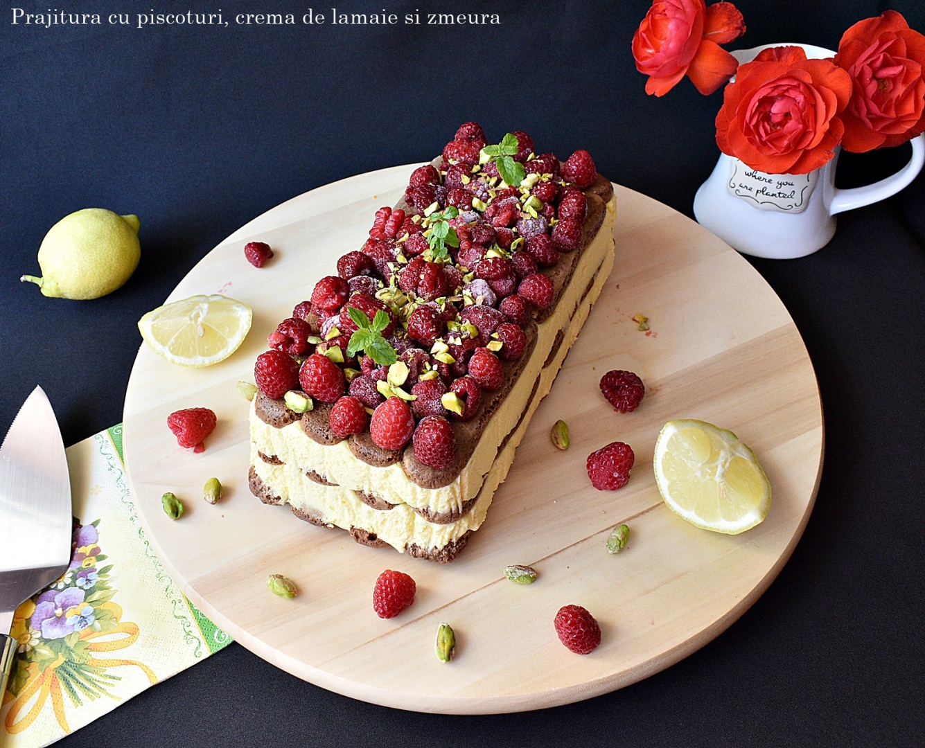 Prajitura cu piscoturi, crema de lamaie si zmeura