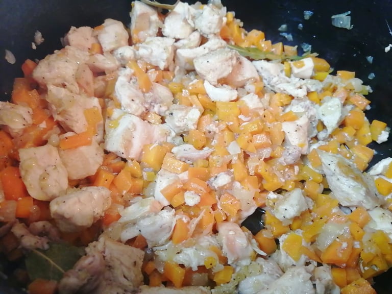 Mancare daneza, cu carne de pui si legume, in sos alb.