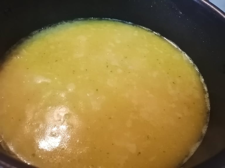 Mancare daneza, cu carne de pui si legume, in sos alb.