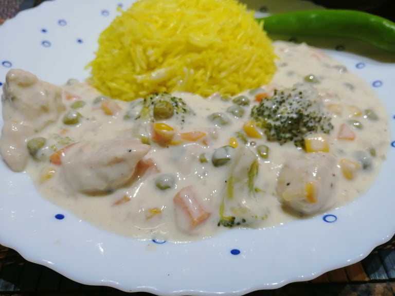 Mancare daneza, cu carne de pui si legume, in sos alb.