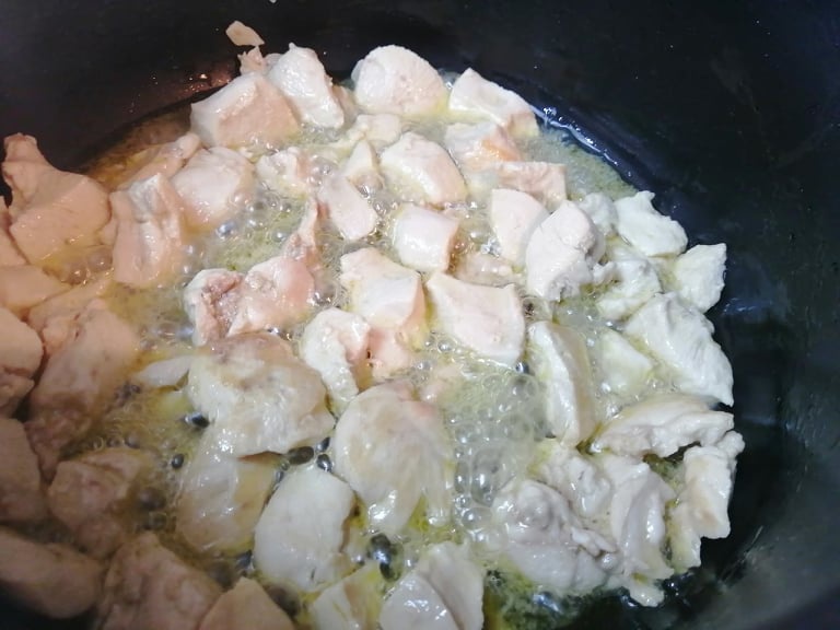 Mancare daneza, cu carne de pui si legume, in sos alb.