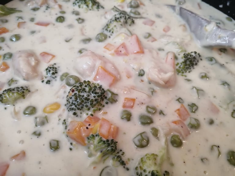 Mancare daneza, cu carne de pui si legume, in sos alb.