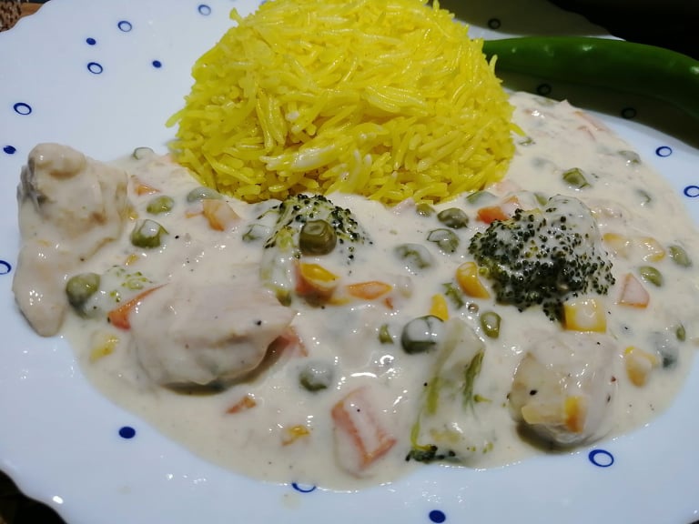 Mancare daneza, cu carne de pui si legume, in sos alb.