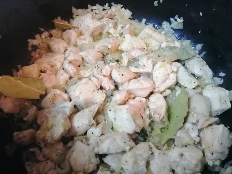 Mancare daneza, cu carne de pui si legume, in sos alb.