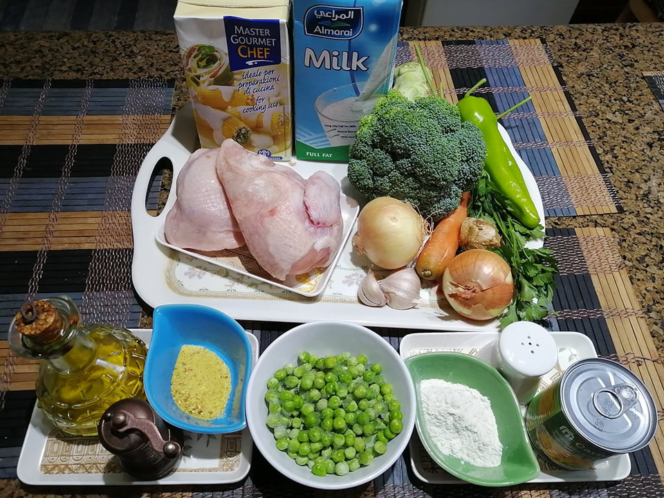 Mancare daneza, cu carne de pui si legume, in sos alb.