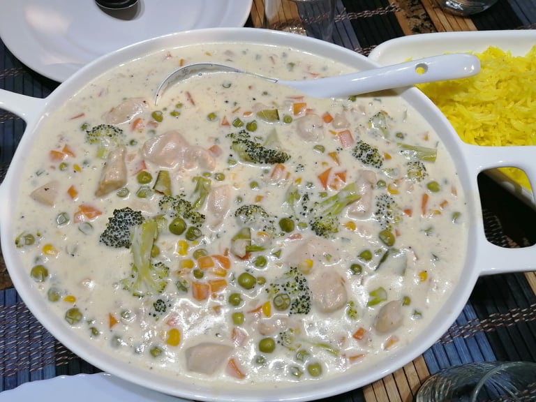 Mancare daneza, cu carne de pui si legume, in sos alb.