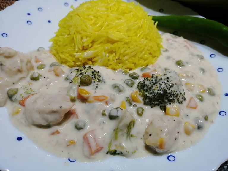 Mancare daneza, cu carne de pui si legume, in sos alb.