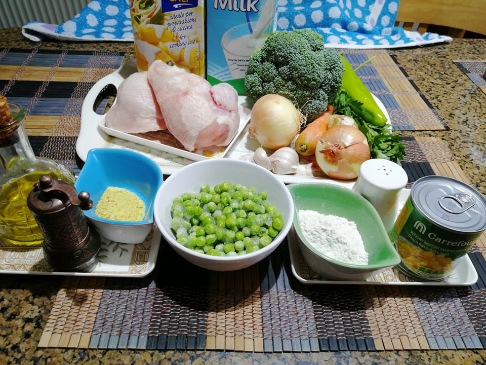 Mancare daneza, cu carne de pui si legume, in sos alb.