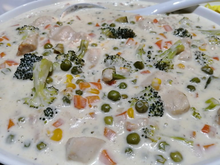 Mancare daneza, cu carne de pui si legume, in sos alb.