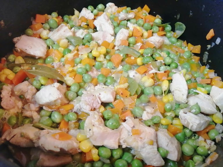 Mancare daneza, cu carne de pui si legume, in sos alb.