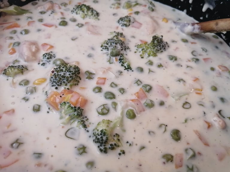 Mancare daneza, cu carne de pui si legume, in sos alb.