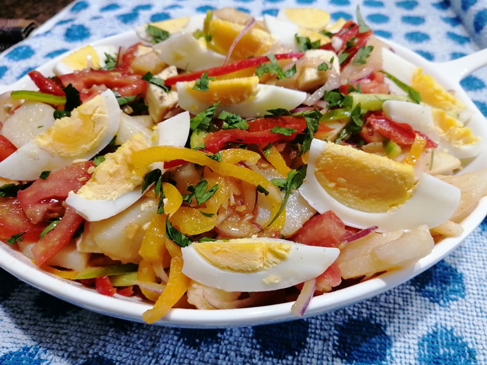 Salata de vara cu cartofi fierti, ardei grasi si ceapa rosie