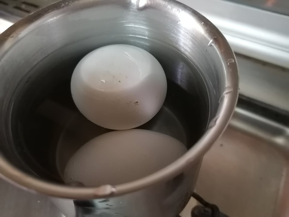 Salata de vara cu cartofi fierti, ardei grasi si ceapa rosie