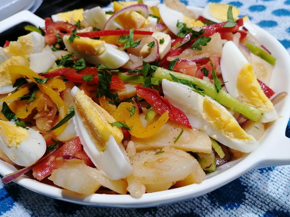 Salata de vara cu cartofi fierti, ardei grasi si ceapa rosie