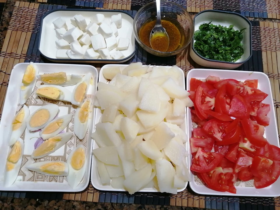 Salata de vara cu cartofi fierti, ardei grasi si ceapa rosie