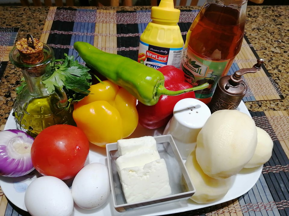 Salata de vara cu cartofi fierti, ardei grasi si ceapa rosie