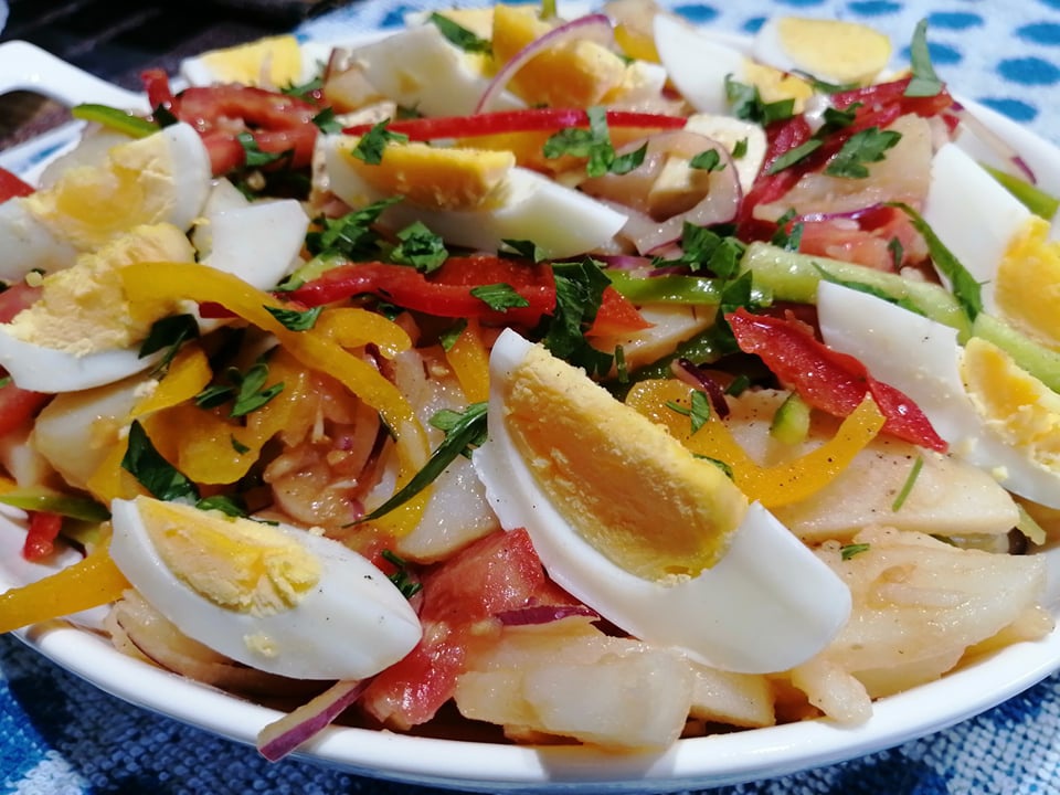 Salata de vara cu cartofi fierti, ardei grasi si ceapa rosie