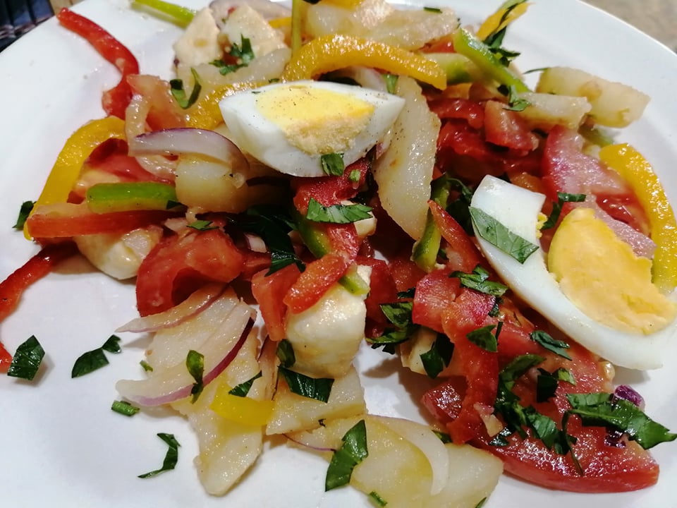 Salata de vara cu cartofi fierti, ardei grasi si ceapa rosie