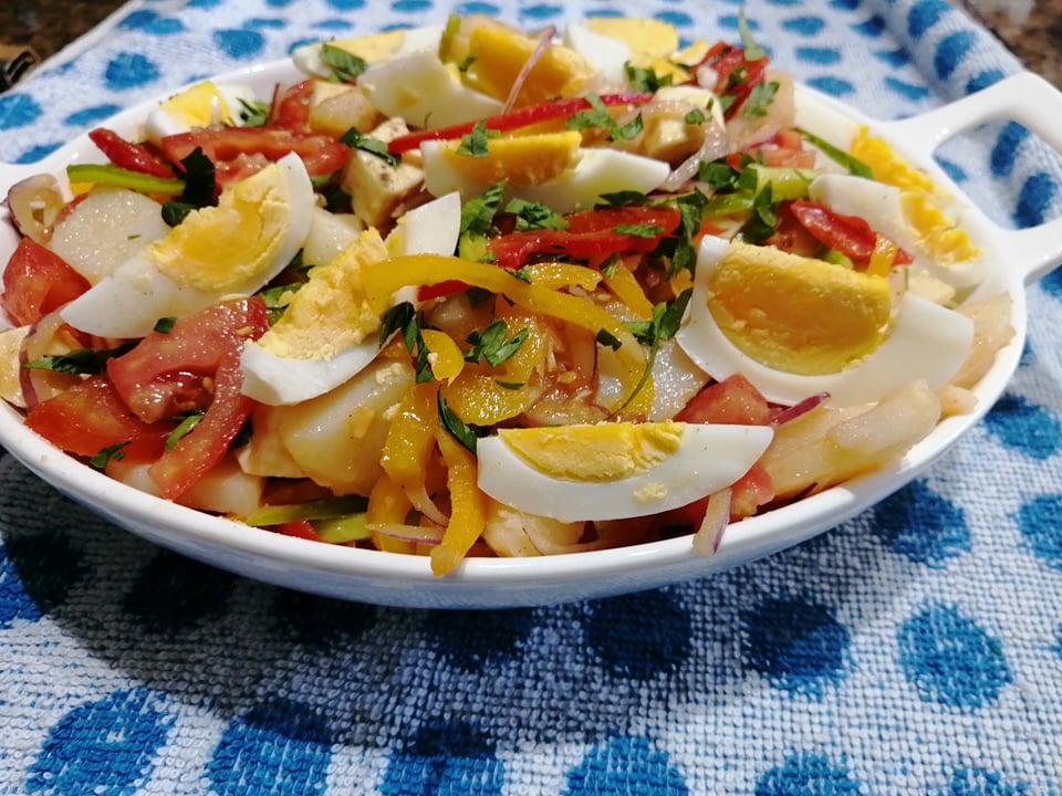 Salata de vara cu cartofi fierti, ardei grasi si ceapa rosie