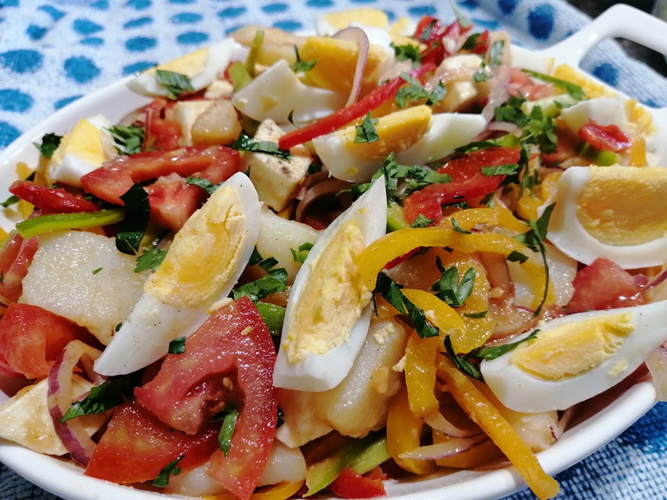 Salata de vara cu cartofi fierti, ardei grasi si ceapa rosie