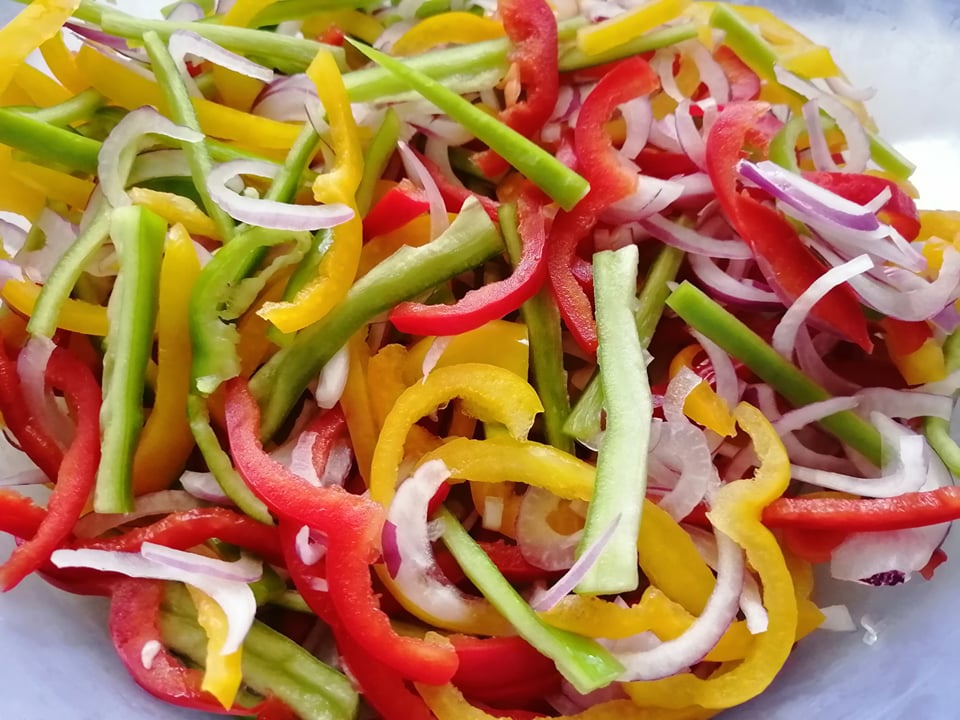 Salata de vara cu cartofi fierti, ardei grasi si ceapa rosie