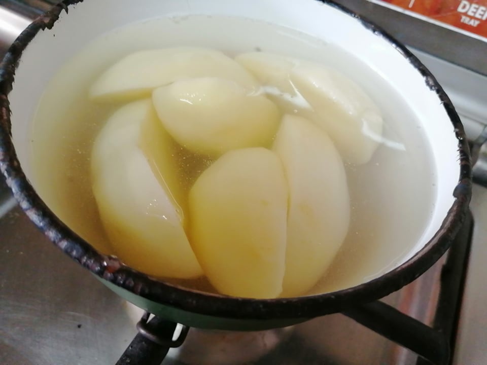 Salata de vara cu cartofi fierti, ardei grasi si ceapa rosie