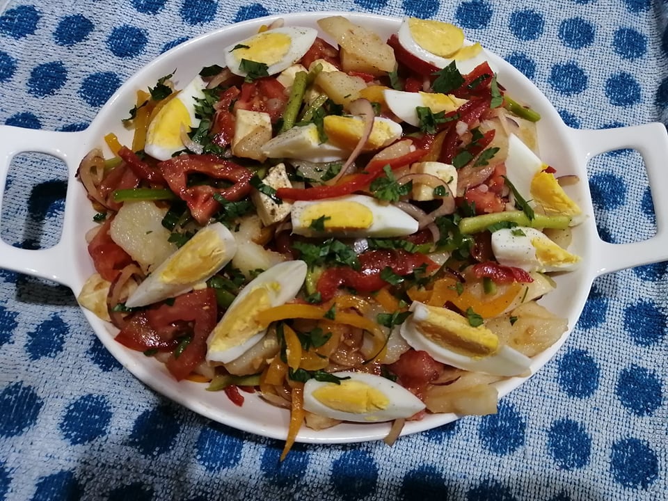 Salata de vara cu cartofi fierti, ardei grasi si ceapa rosie