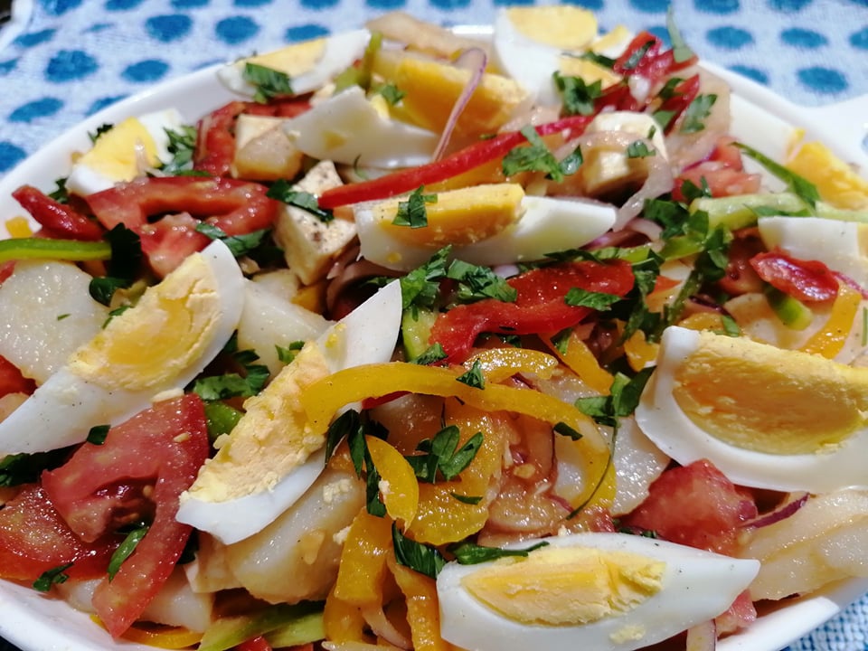 Salata de vara cu cartofi fierti, ardei grasi si ceapa rosie