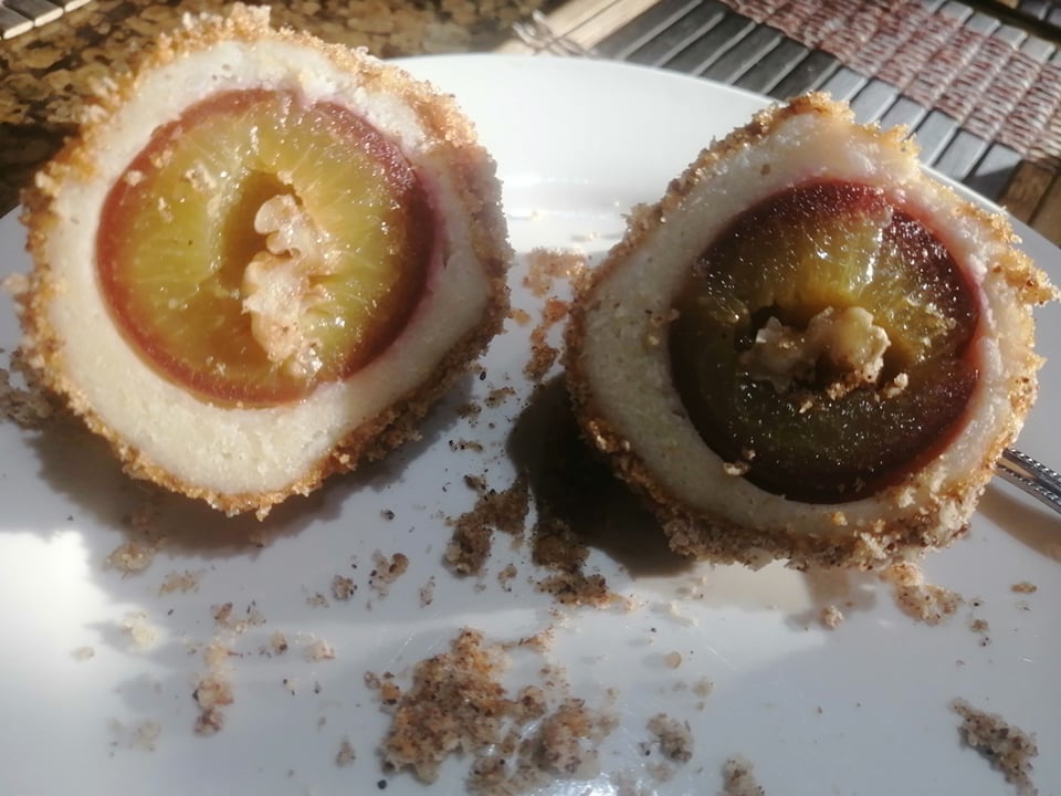 Gomboti cu prune si nuca (galuste cu prune si nuca)