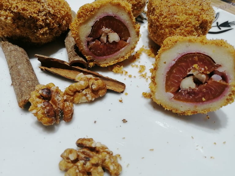 Gomboti cu prune si nuca (galuste cu prune si nuca)