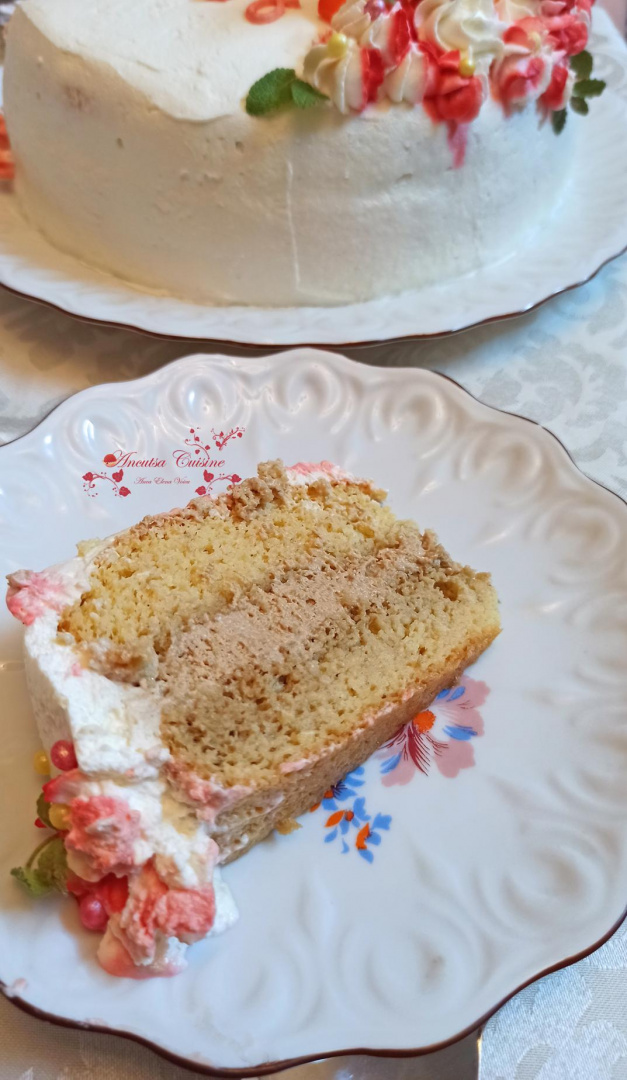 Tort cu migdale, cafea si frisca