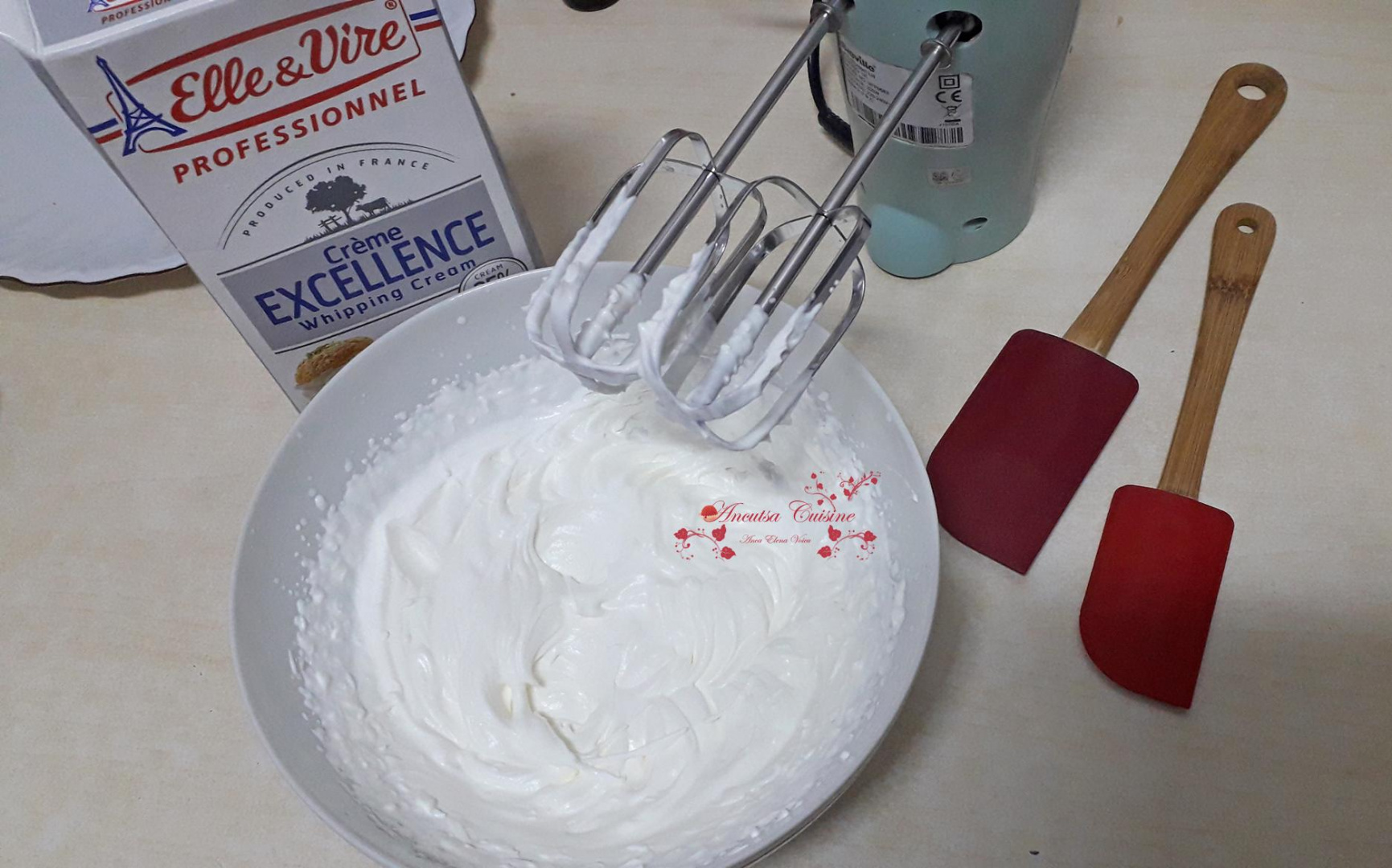 Tort cu migdale, cafea si frisca