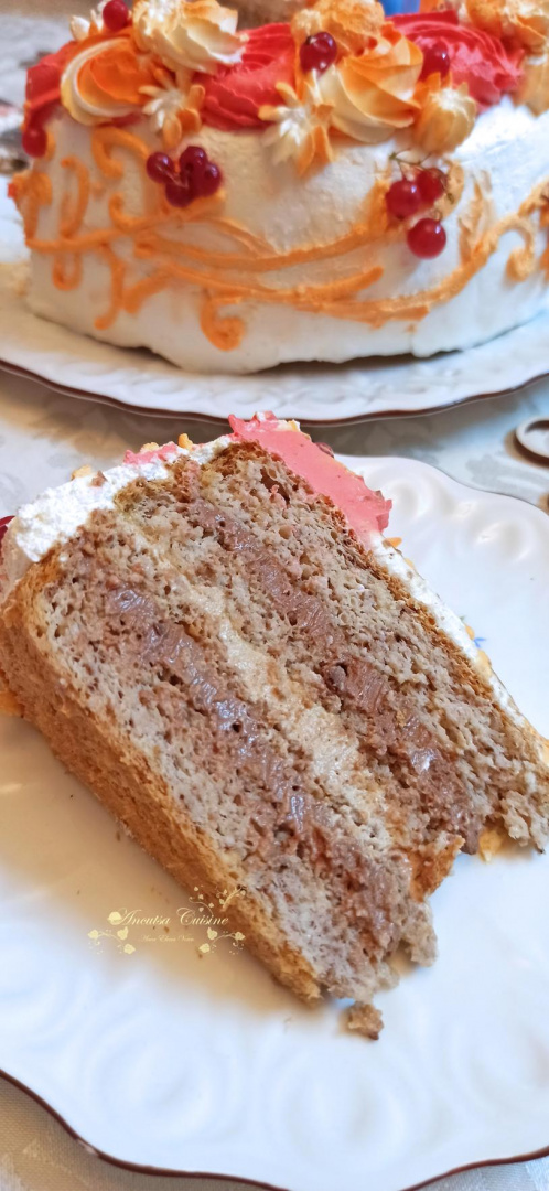 Tort cu nuci braziliene, crema de ciocolata si mousse de cafea