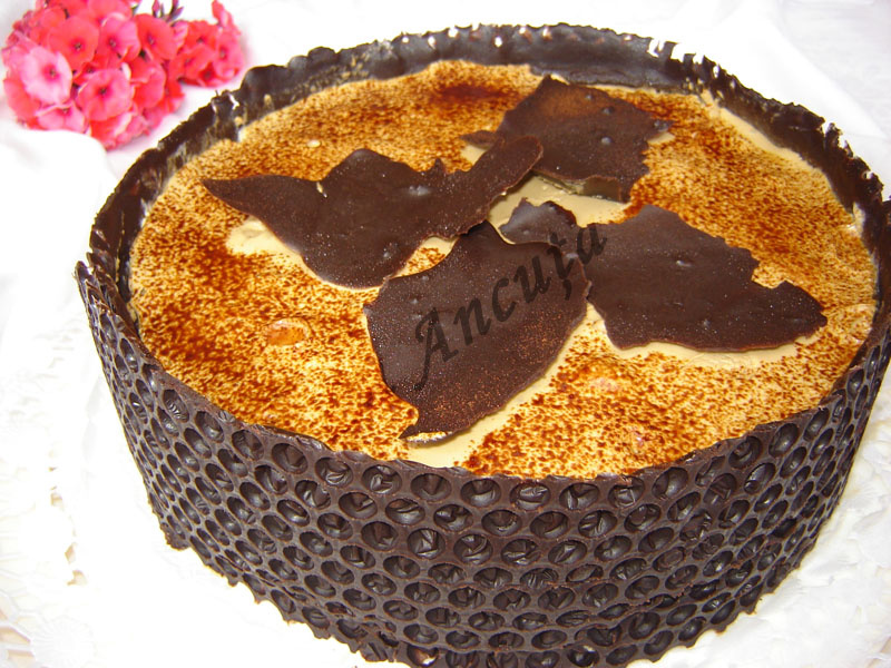 Tort cu nuci, ciocolata si cafea