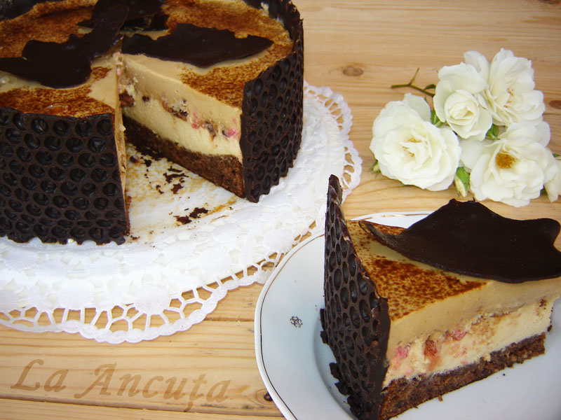 Tort cu nuci, ciocolata si cafea