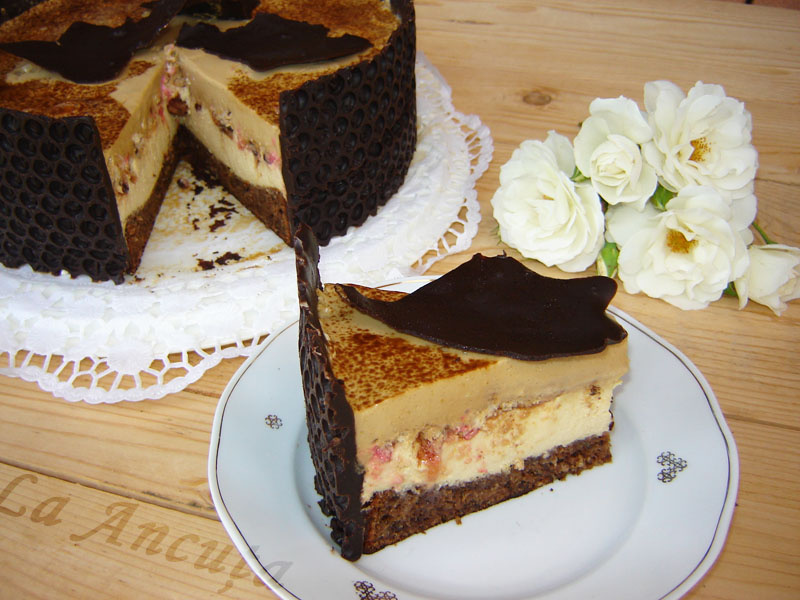 Tort cu nuci, ciocolata si cafea