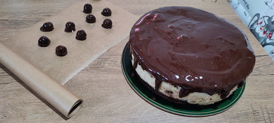 Tort cu cafea, ciocolata si amarene