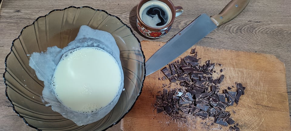 Tort cu cafea, ciocolata si amarene