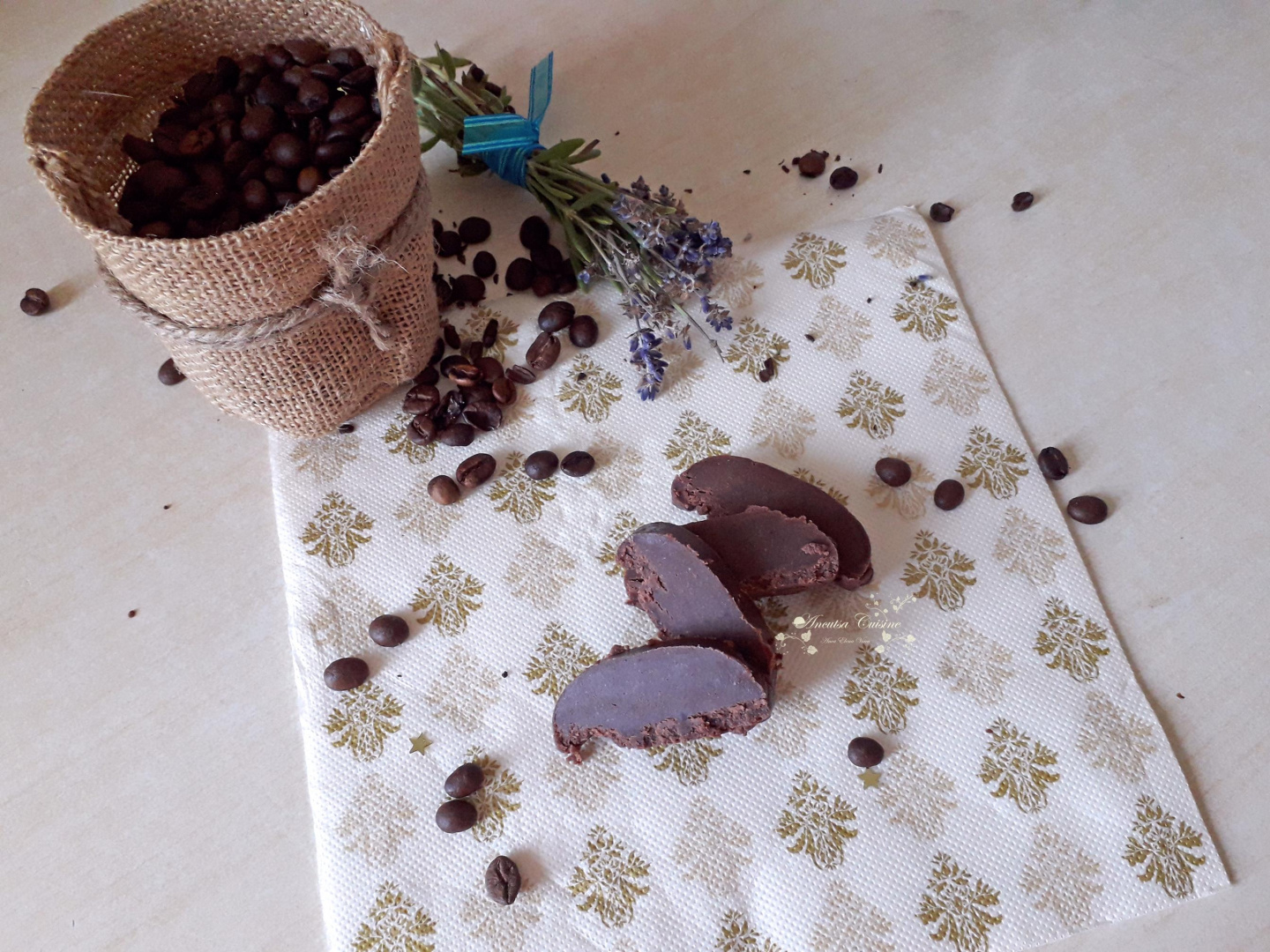 Ciocolata de casa cu indulcitor, cafea si migdale