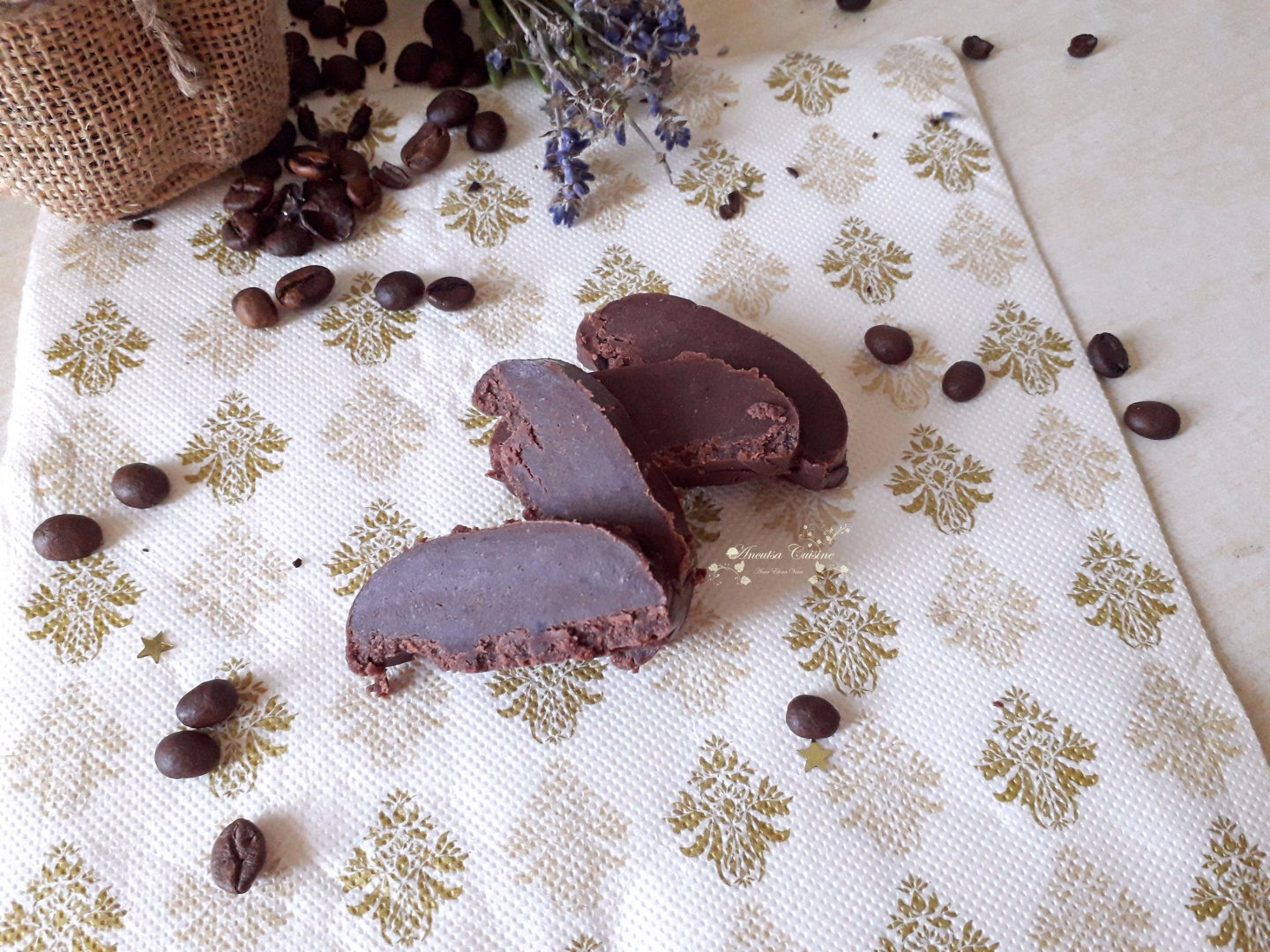 Ciocolata de casa cu indulcitor, cafea si migdale