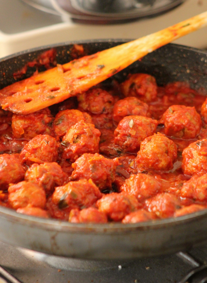 Chiftelute cu sos de rosii